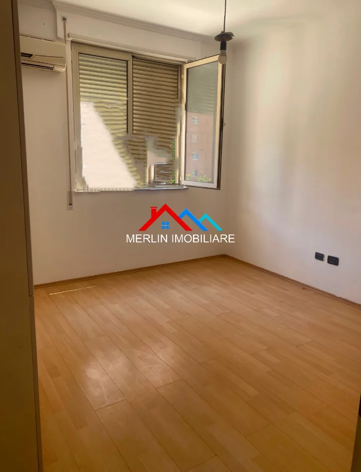 Tirane, jepet me qera apartament 2+1+Ballkon Kati 8, 92 m² 600 € (BULEVARDI ZHAN DARK)