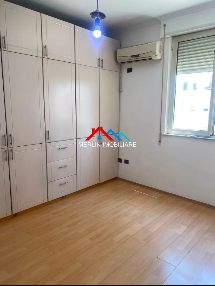 Tirane, jepet me qera apartament 2+1+Ballkon Kati 8, 92 m² 600 € (BULEVARDI ZHAN DARK)