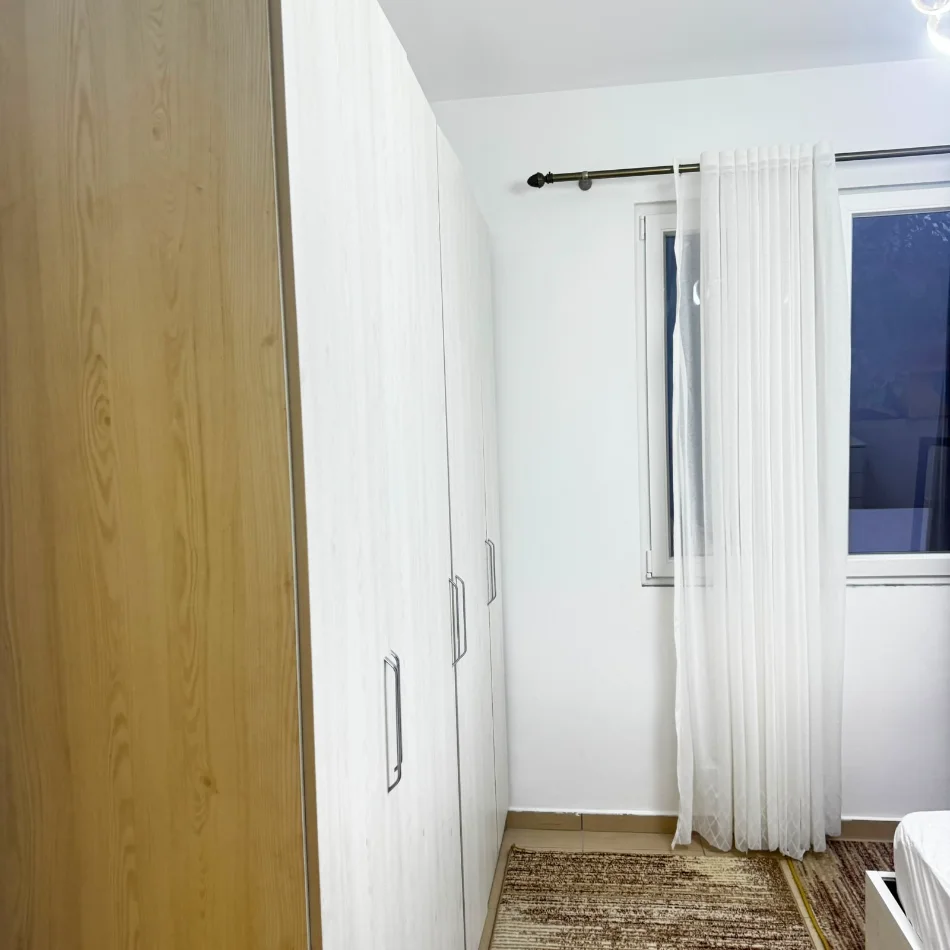 Tirane, jepet me qera apartament 1+1 Kati 1, 60 m² 500 € (rruga 5 maji)