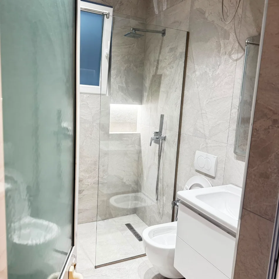 Tirane, jepet me qera apartament 1+1 Kati 1, 60 m² 500 € (rruga 5 maji)