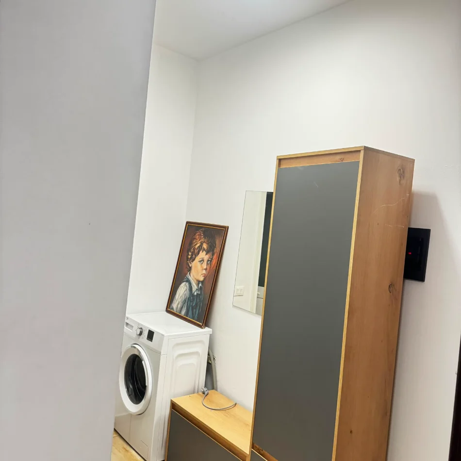 Tirane, jepet me qera apartament 1+1 Kati 1, 60 m² 500 € (rruga 5 maji)