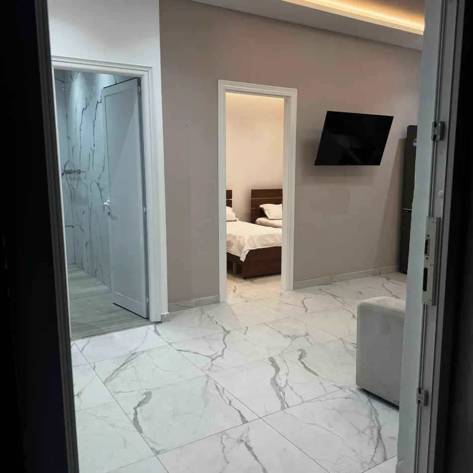 Tirane, jepet me qera shtepi 1+1 Kati 0, 65 m² 500 € (rruga 5 maji)