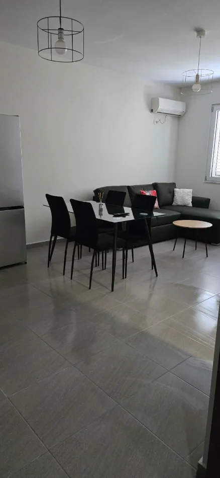 Tirane, jepet me qera apartament 1+1+Ballkon Kati 4, 50 m² 520 € (Komuna Parisit)