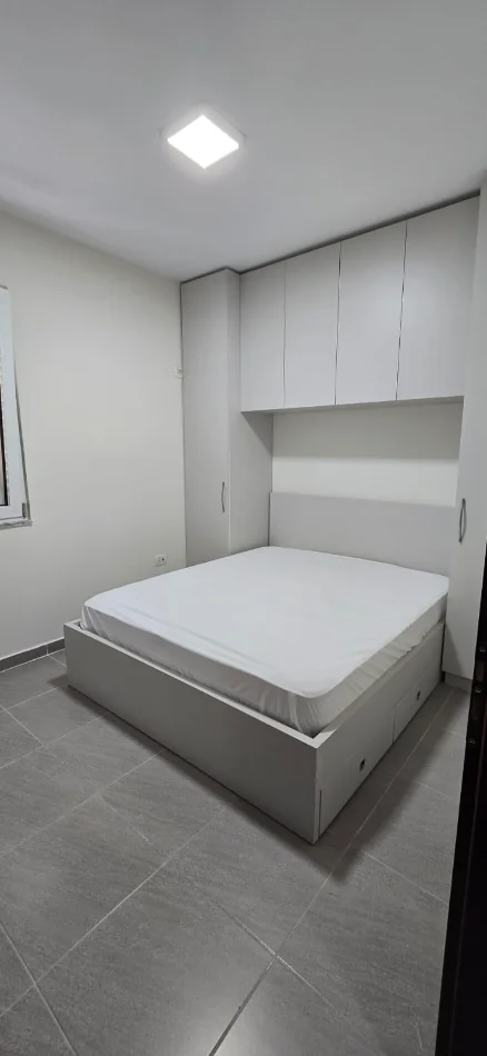 Tirane, jepet me qera apartament 1+1+Ballkon Kati 4, 50 m² 520 € (Komuna Parisit)