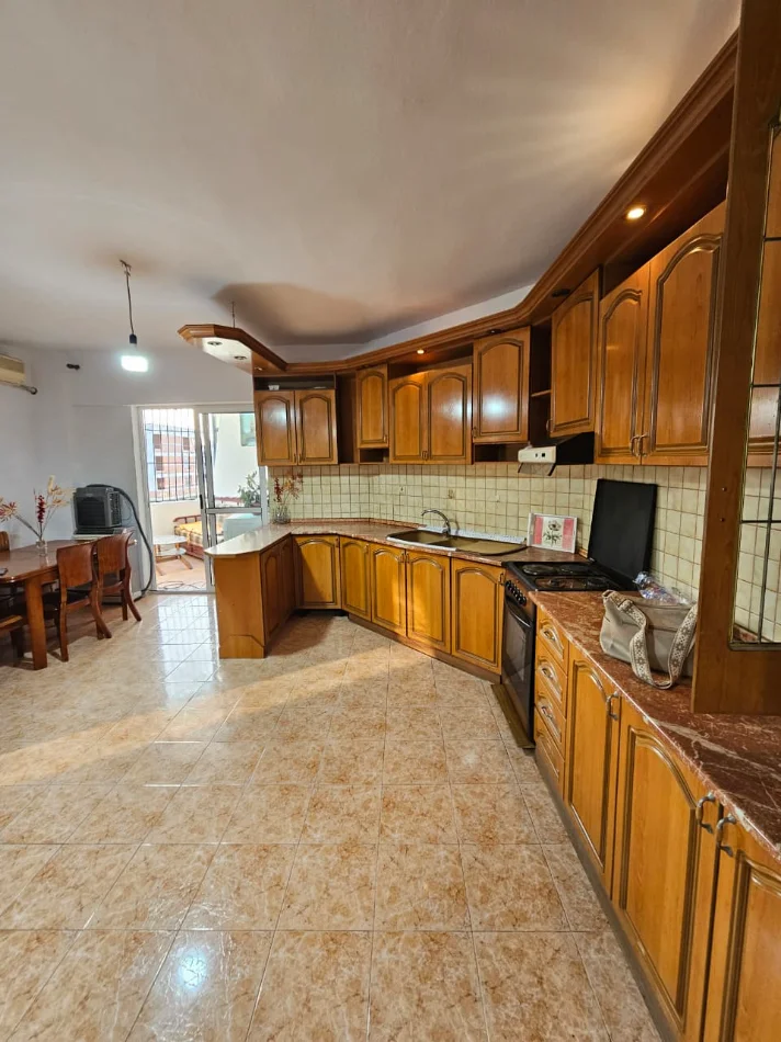 Tirane, jepet me qera apartament 2+1+Ballkon Kati 9, 90 m² 550 € (Laprake)