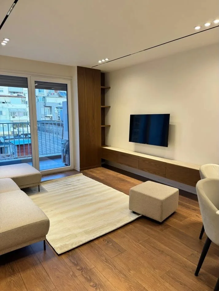 Tirane, jepet me qera apartament 1+1+Ballkon Kati 4, 75 m² 700 € (Xhamllik)