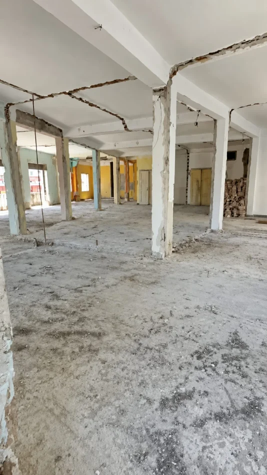 Durres, shitet apartament Kati 3, 301 m² (Përballë Pallatit të Sportit &amp; Stacionit të Trenit,)