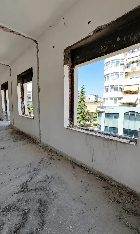 Durres, shitet apartament Kati 3, 301 m² (Përballë Pallatit të Sportit &amp; Stacionit të Trenit,)