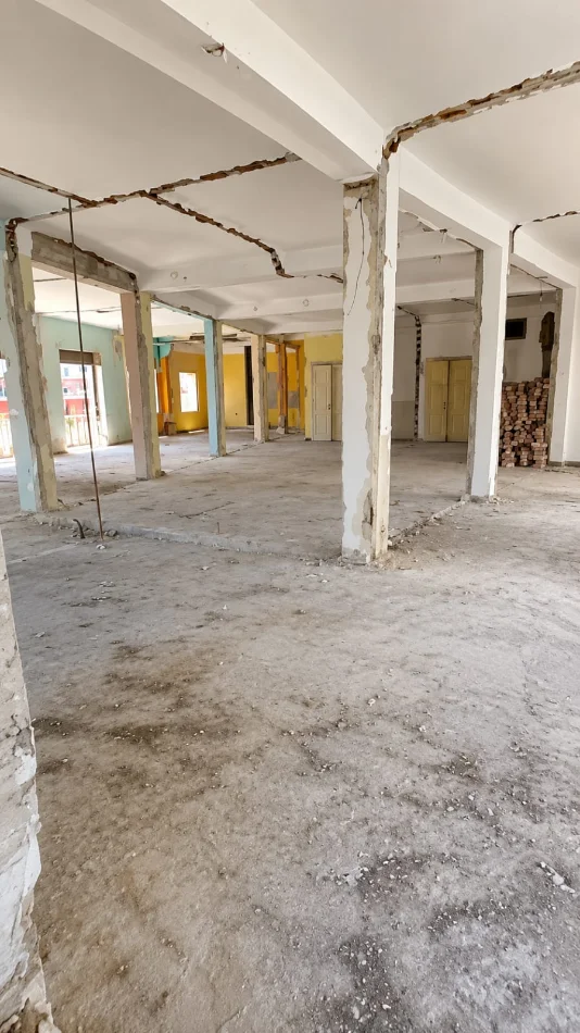 Durres, shitet apartament Kati 3, 301 m² (Përballë Pallatit të Sportit &amp; Stacionit të Trenit,)