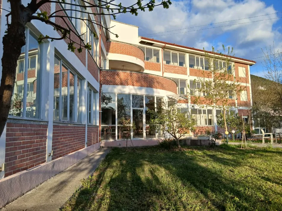 Tirane, jepet me qera bar-resorant Kati 3, 910 m² 5.000 € 