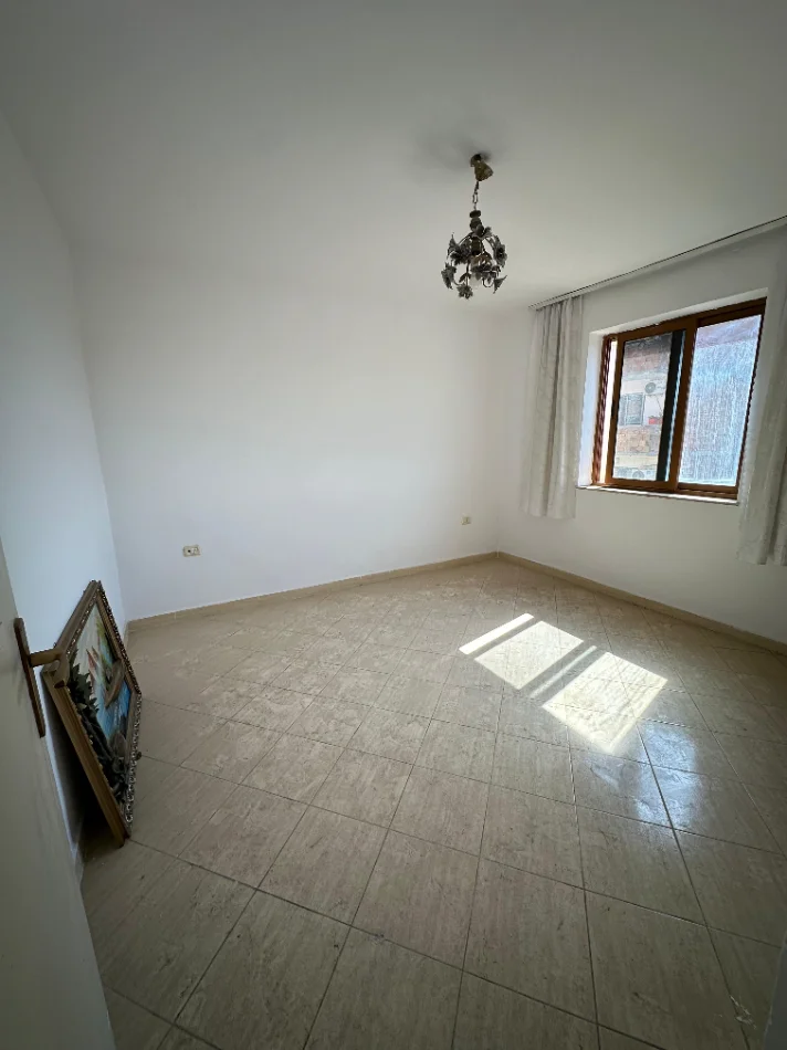 Tirane, shitet apartament 1+1+Ballkon Kati 3, 52 m² 57.000 € (Institut,Rruga “Hasan Vathi”)