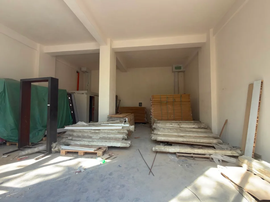 Tirane, jepet me qera ambjent biznesi Kati 0, 98 m² 4.300 € (Varri i Bamit)