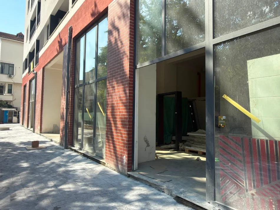 Tirane, jepet me qera ambjent biznesi Kati 0, 98 m² 4.300 € (Varri i Bamit)