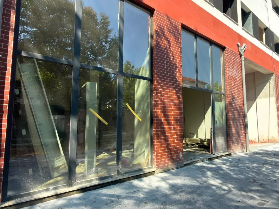 Tirane, jepet me qera ambjent biznesi Kati 0, 98 m² 4.300 € (Varri i Bamit)