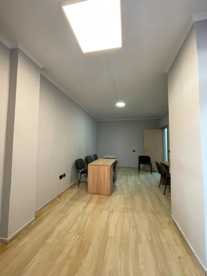 Tirane, jepet me qera zyre Kati 5, 220 m² 1.300 € (Liqeni, pranë Pavarottit)