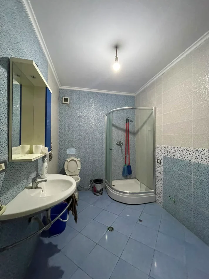 Tirane, jepet me qera zyre Kati 5, 220 m² 1.300 € (Liqeni, pranë Pavarottit)