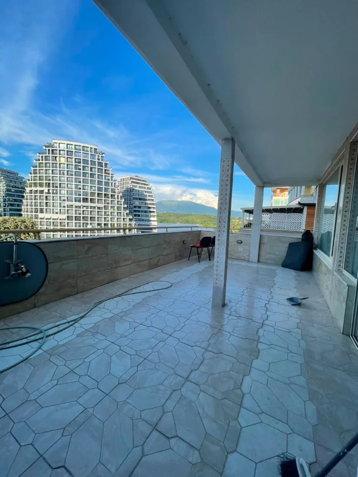 Tirane, jepet me qera zyre Kati 5, 220 m² 1.300 € (Liqeni, pranë Pavarottit)
