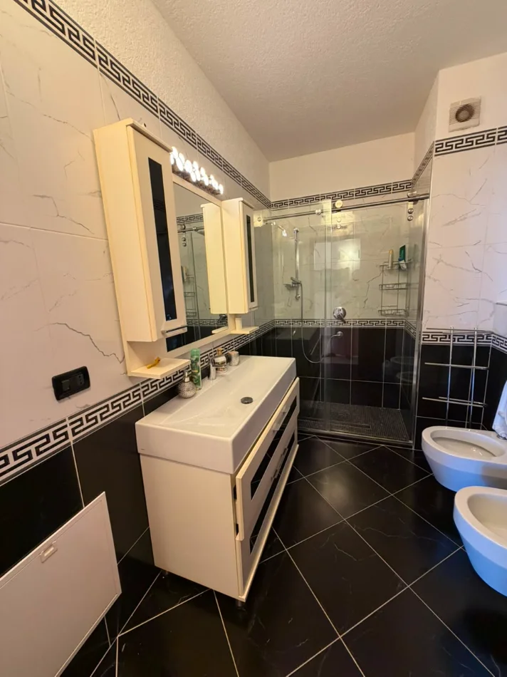 Durres, jepet me qera apartament 2+1 , 150 m² 900 € (Vollga)