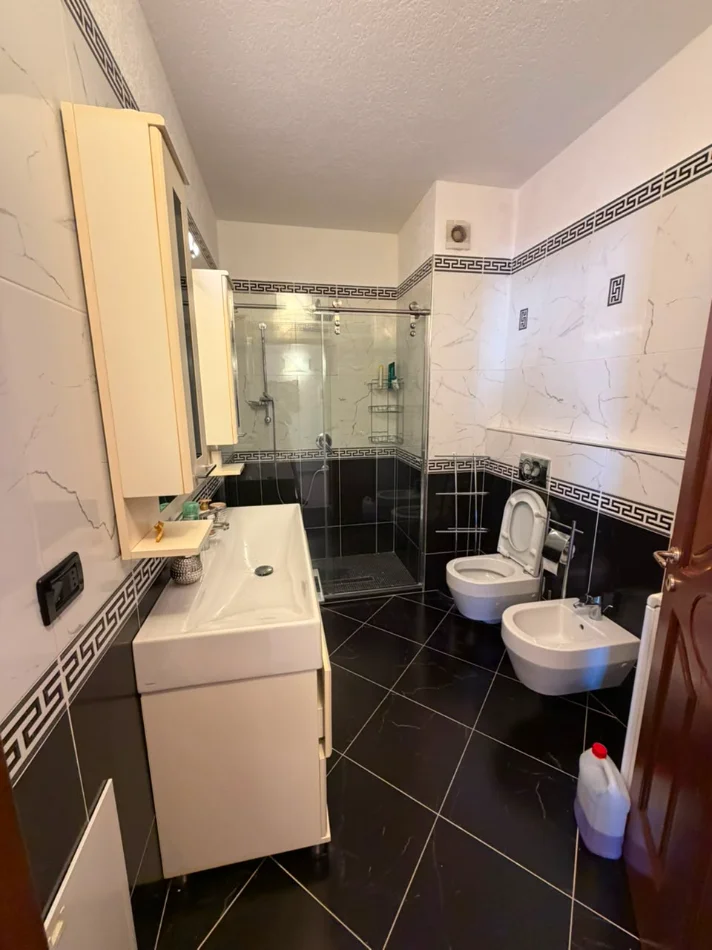 Durres, jepet me qera apartament 2+1 , 150 m² 900 € (Vollga)