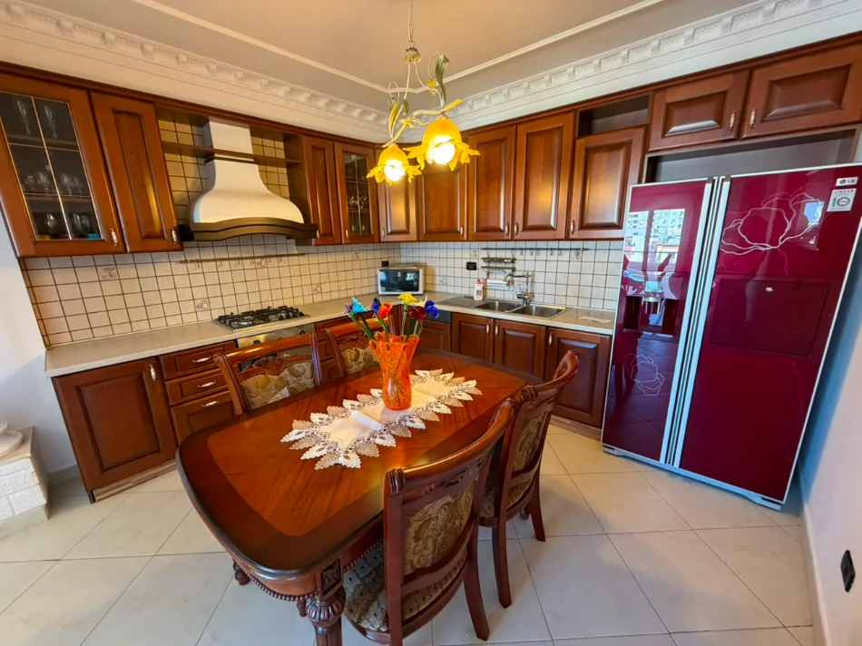 Durres, jepet me qera apartament 2+1 , 150 m² 900 € (Vollga)