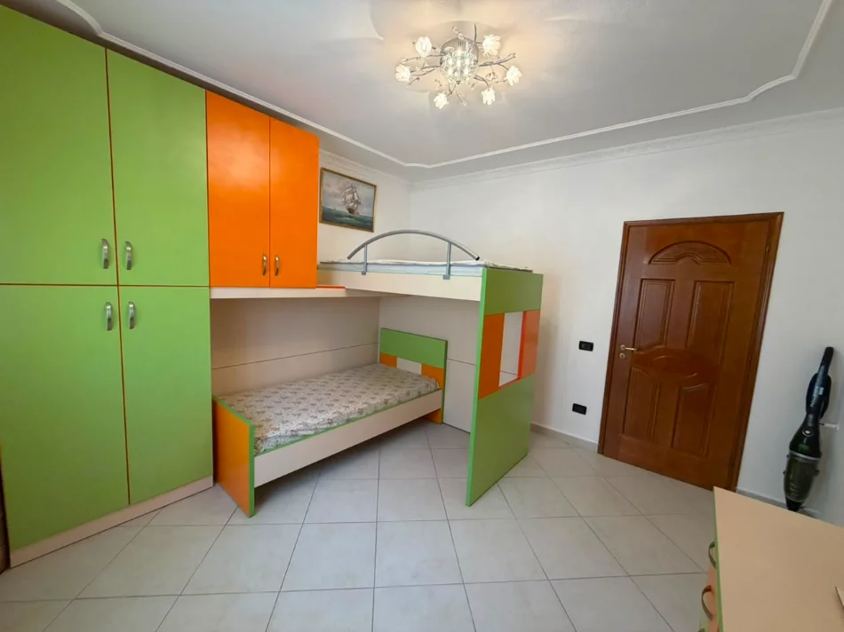 Durres, jepet me qera apartament 2+1 , 150 m² 900 € (Vollga)