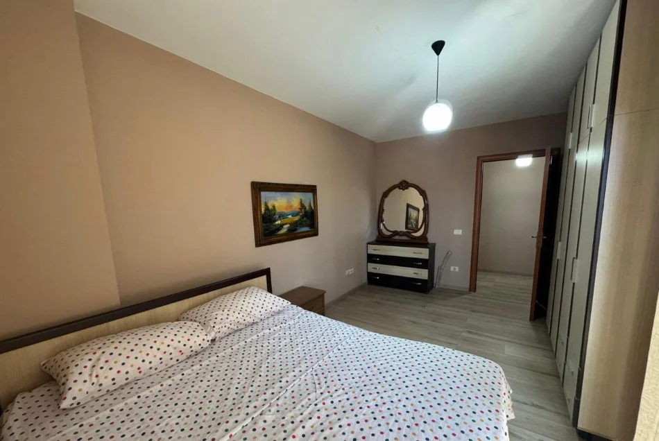 Tirane, jepet me qera apartament 1+1 Kati 4, 65 m² 500 €