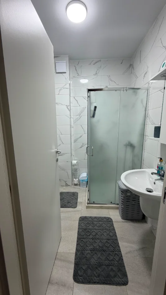Tirane, shitet apartament 1+1+Ballkon Kati 1, 71 m² 230.000 € (Gjiri i Lalzit)