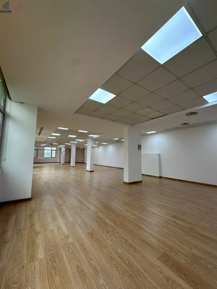 Tirane, jepet me qera ambjent biznesi Kati 3, 317 m² 4.500 € (Blloku)