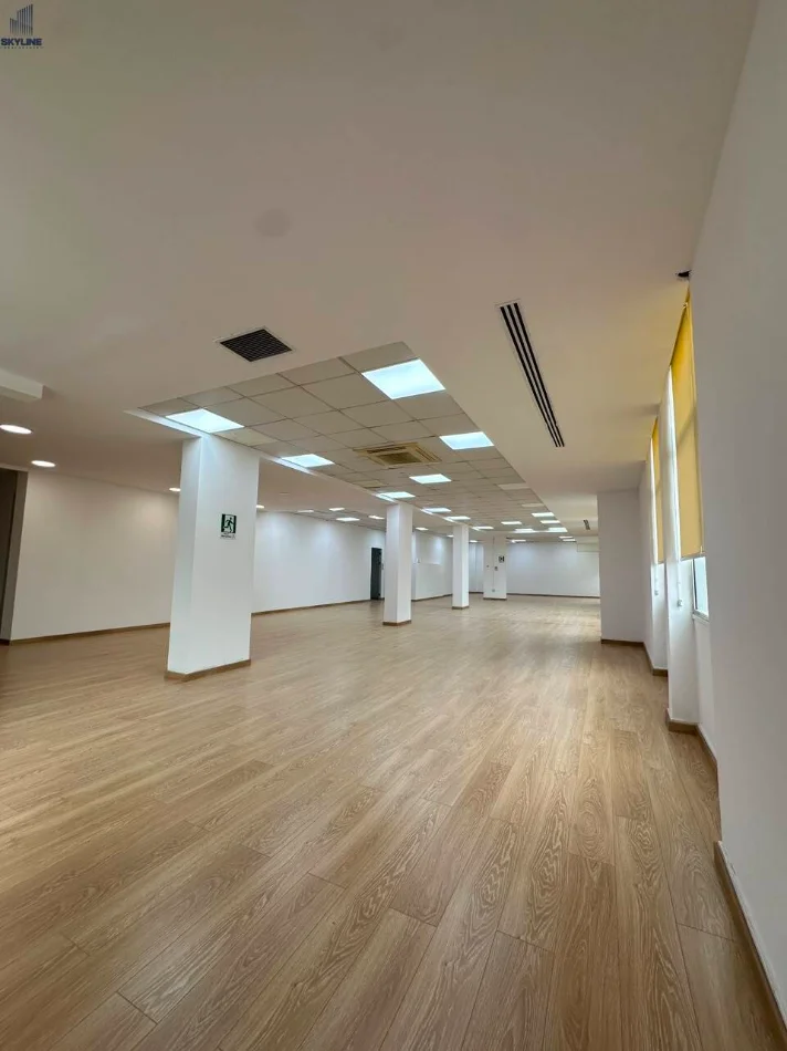 Tirane, jepet me qera ambjent biznesi Kati 3, 317 m² 4.500 € (Blloku)