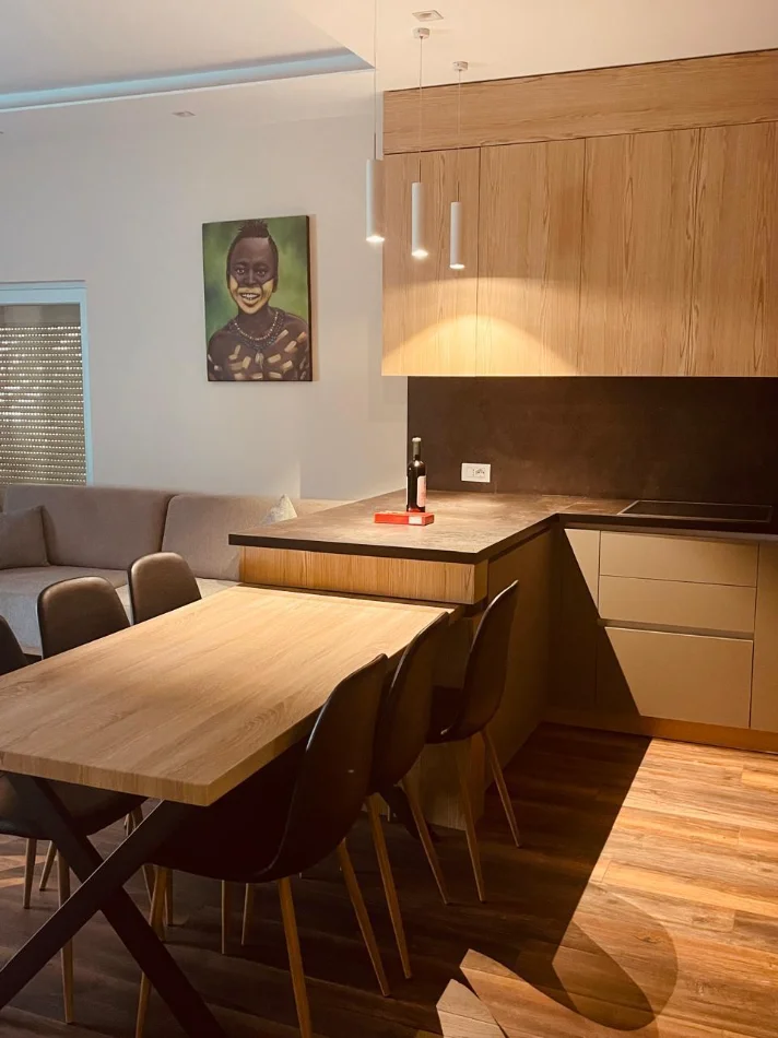 Në zemër të Farkës së Vogël, kjo vilë 4-katëshe kombinon komoditetin e jetës familjare me luksin e një panorame mahnitëse nga liqeni.