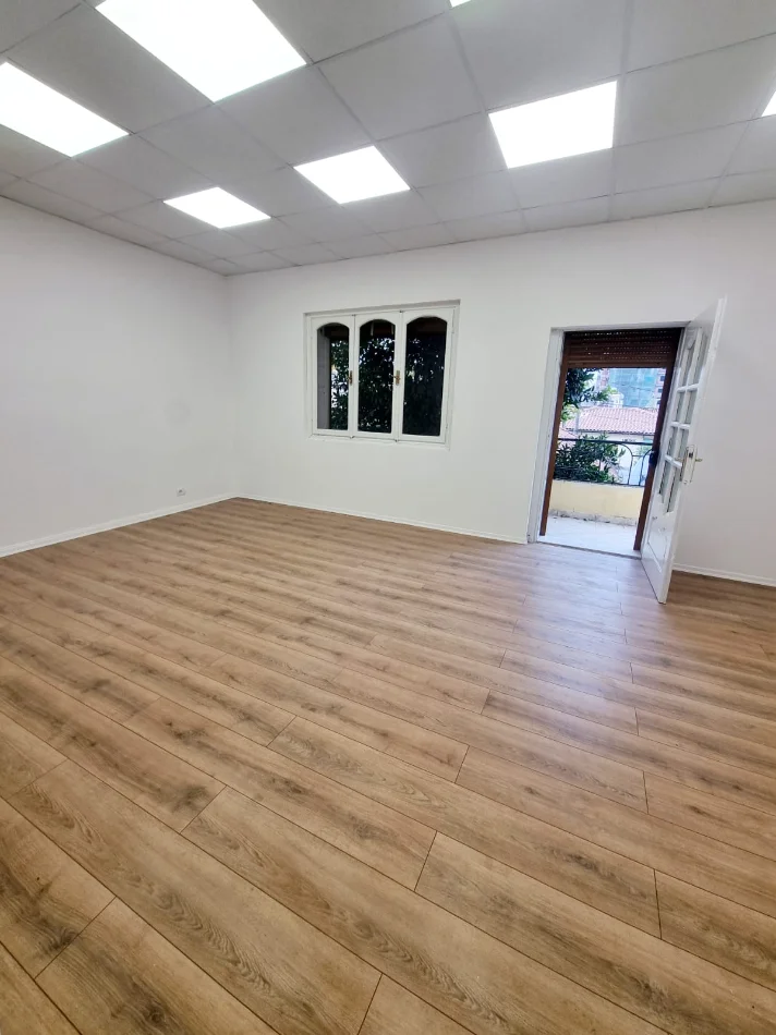 Tirane, jepet me qera Vile 5+1+Aneks+Ballkon Kati 0, 294 m² 1.200 € 