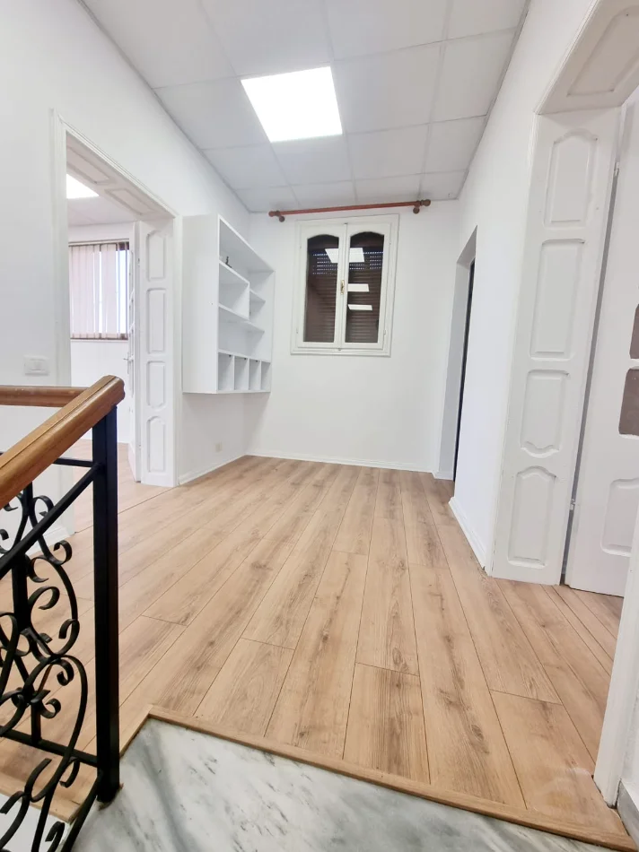 Tirane, jepet me qera Vile 5+1+Aneks+Ballkon Kati 0, 294 m² 1.200 € 
