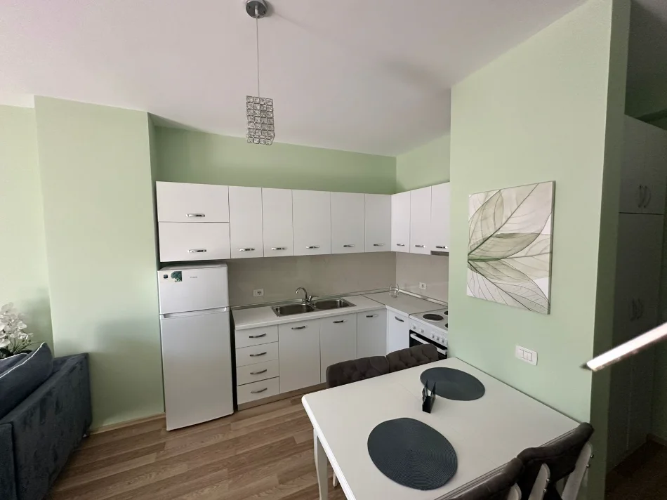Tirane, jepet me qera apartament 1+1+Ballkon Kati 2, 70 m² 700 € (PËRBALLË TOPTANI CENTER Qendër)