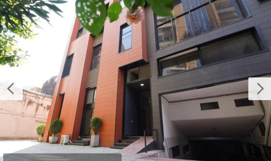 Tirane, jepet me qera apartament 1+1+Ballkon Kati 2, 70 m² 700 € (PËRBALLË TOPTANI CENTER Qendër)