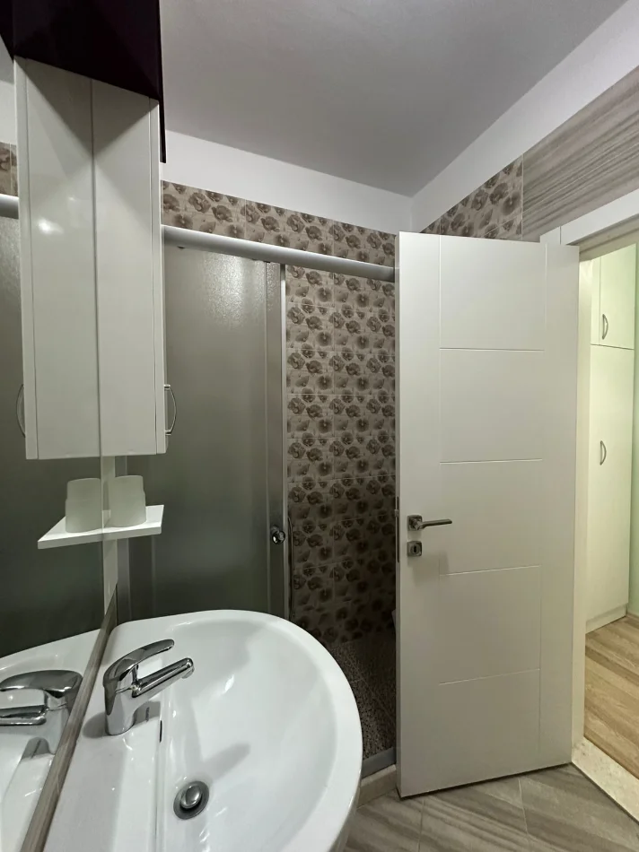 Tirane, jepet me qera apartament 1+1+Ballkon Kati 2, 70 m² 700 € (Perballe Toptani Center)