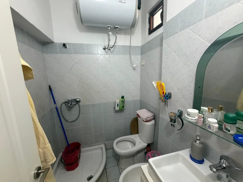 Tirane, jepet me qera apartament 2+1 Kati 5, 65 m² 500 € (Oxhaku)