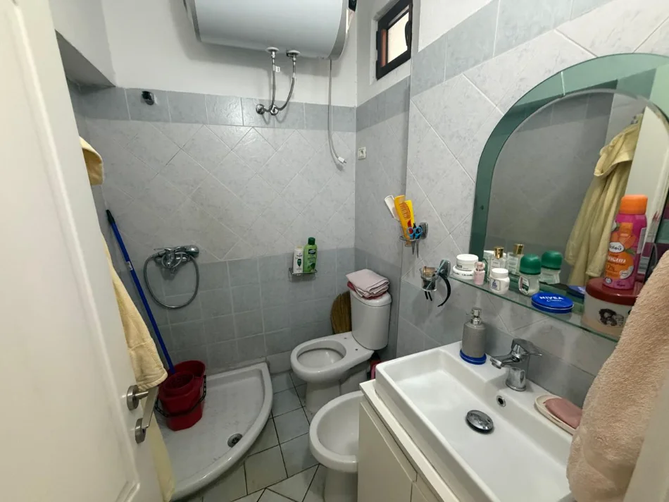Tirane, jepet me qera apartament 2+1 Kati 5, 65 m² 500 € (Oxhaku)