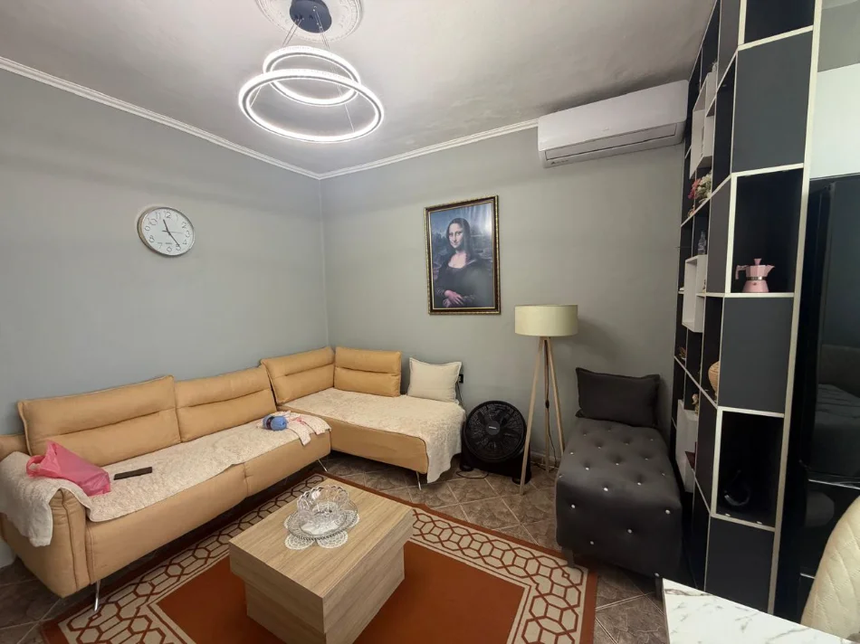 Tirane, jepet me qera apartament 2+1 Kati 5, 65 m² 500 € (Oxhaku)