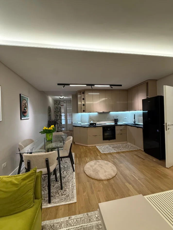 Tirane, jepet me qera apartament 1+1+Ballkon Kati 2, Kopshti Zoologjik, Çmimi: 85.000 Leke/Muaj