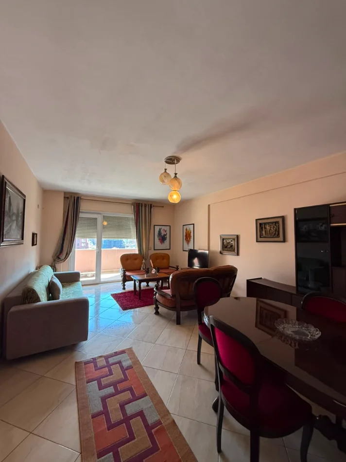 Tirane, jepet me qera apartament 1+1+Ballkon Kati 6, 93 m² (Rruga Siri Kodra, prane Selvise)