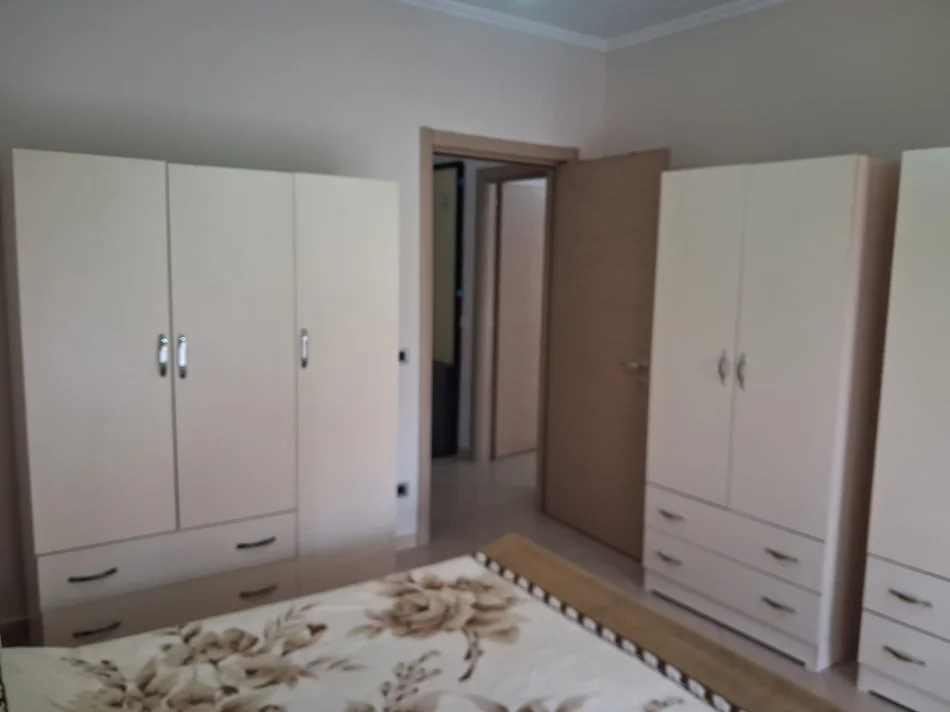 Tirane, jepet me qera apartament 1+1+Ballkon Kati 2, 62 m² 550 € (Ish Tregu Elektrik)