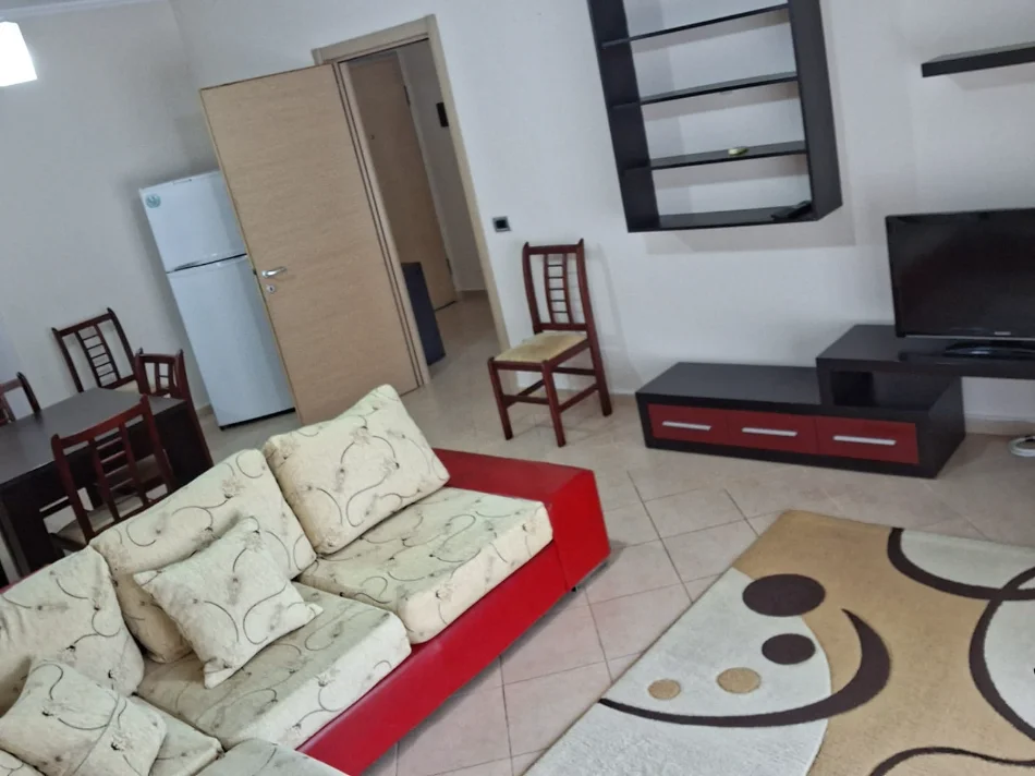 Tirane, jepet me qera apartament 1+1+Ballkon Kati 2, 62 m² 550 € (Ish Tregu Elektrik)