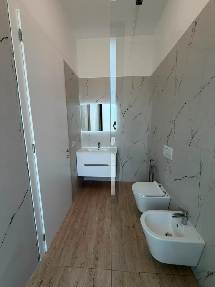 Tirane, jepet me qera apartament 2+1+Ballkon , 120 m² 1.300 € (Kompleksi Delijorgji)