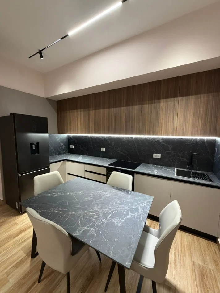 Tirane, jepet me qera apartament 1+1+Ballkon , 85 m² (Kompleksi Delijorgji)