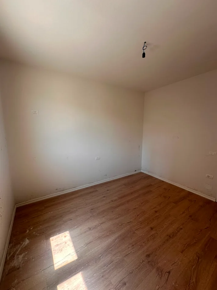 Tirane, shitet apartament 2+1+Ballkon , 94 m² 150.000 € (Yzberisht)