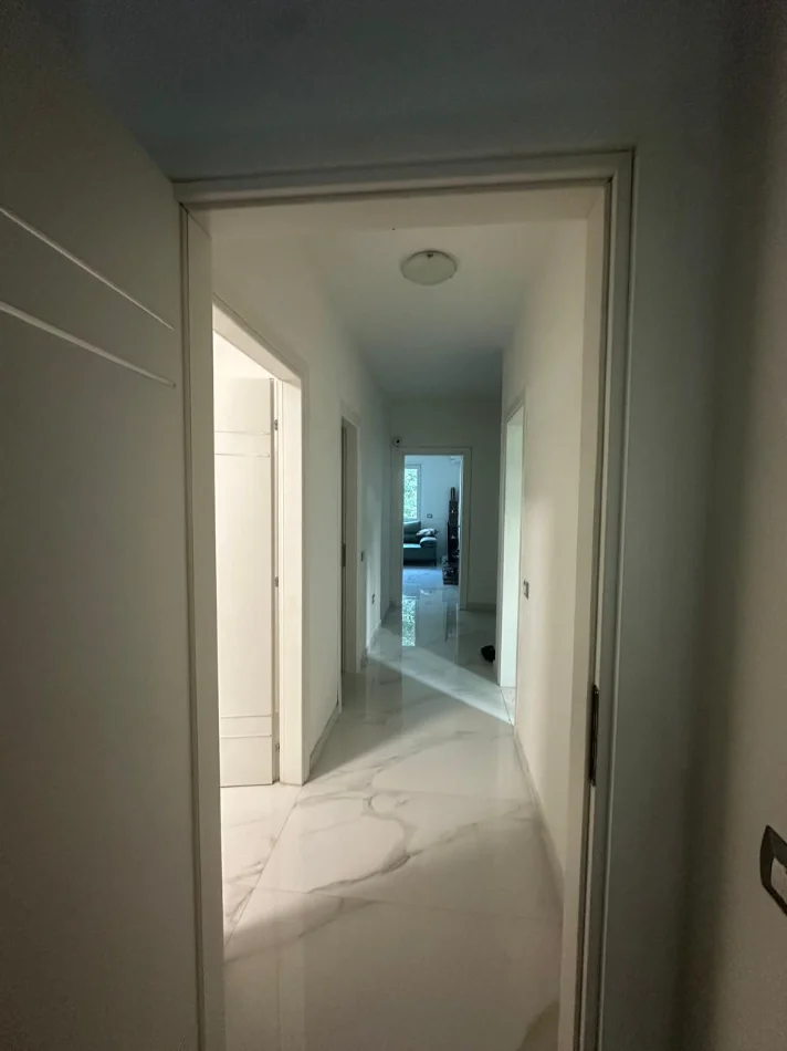 Tirane, jepet me qera apartament 2+1+Ballkon , 700 € 