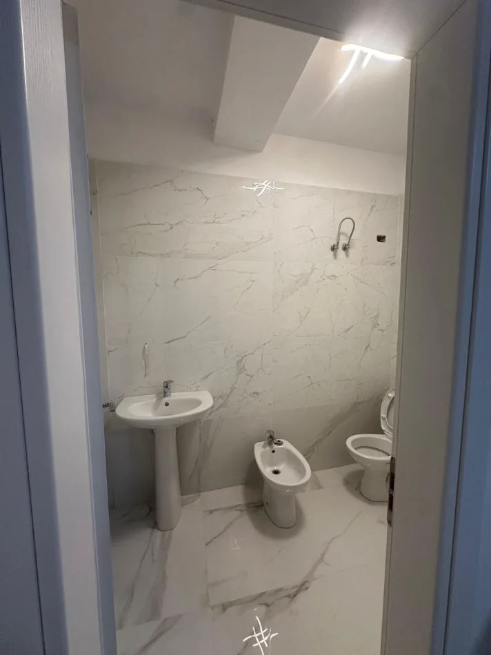 Tirane, jepet me qera apartament 2+1+Ballkon , 700 € 