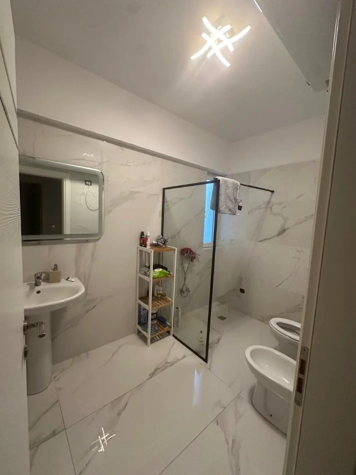 Tirane, jepet me qera apartament 2+1+Ballkon , 700 € 