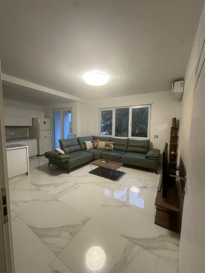 Tirane, jepet me qera apartament 2+1+Ballkon , 700 € 