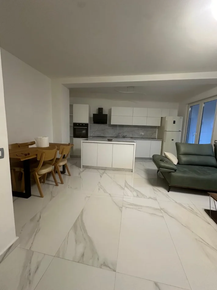 Tirane, jepet me qera apartament 2+1+Ballkon , 700 € 
